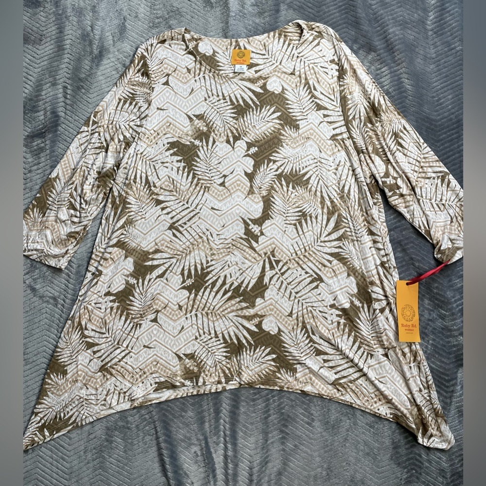 NWT Ruby Rd. Woman Palm Print Stretchy Sharkbite Hem Blouse 1X